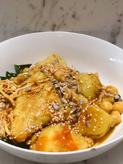 Una foto de Almuerzo casero fácil: Garbanzos guisados con pollo y papas en salsa
