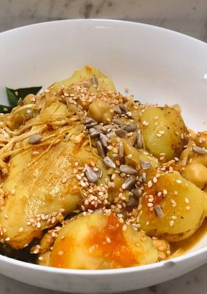 Una foto de Almuerzo casero fácil: Garbanzos guisados con pollo y papas en salsa