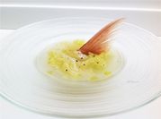 Una foto di sedano in padella