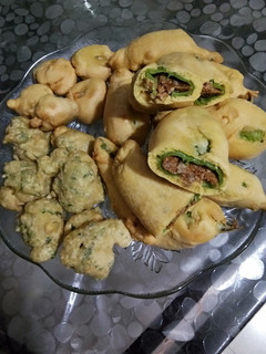સ્ટફડ મરચા ભજીયા (બાજરીના રોટલા નું સ્ટફિંગ) રેસીપી મુખ્ય ફોટો