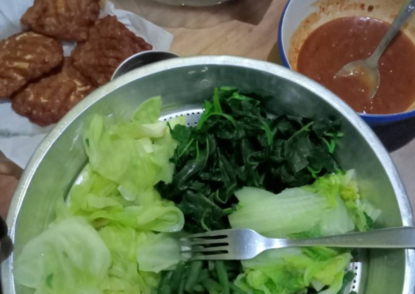 Pecel dengan tempe goreng telor dadar dan otak-otak