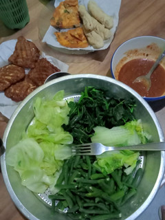 Foto resep Pecel dengan tempe goreng telor dadar dan otak-otak