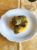 Coniglio con olive e capperi su polenta piastrata