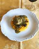 Coniglio con olive e capperi su polenta piastrata