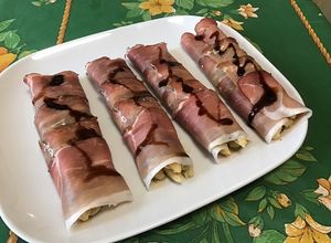 Une photo de Asperges blanches au jambon cru, guacamole et crème de balsamique