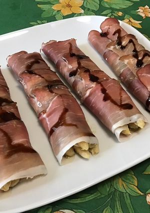 Une photo de Asperges blanches au jambon cru, guacamole et crème de balsamique