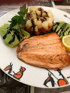 Una foto de Salmón con timbal de verduras y aguacate