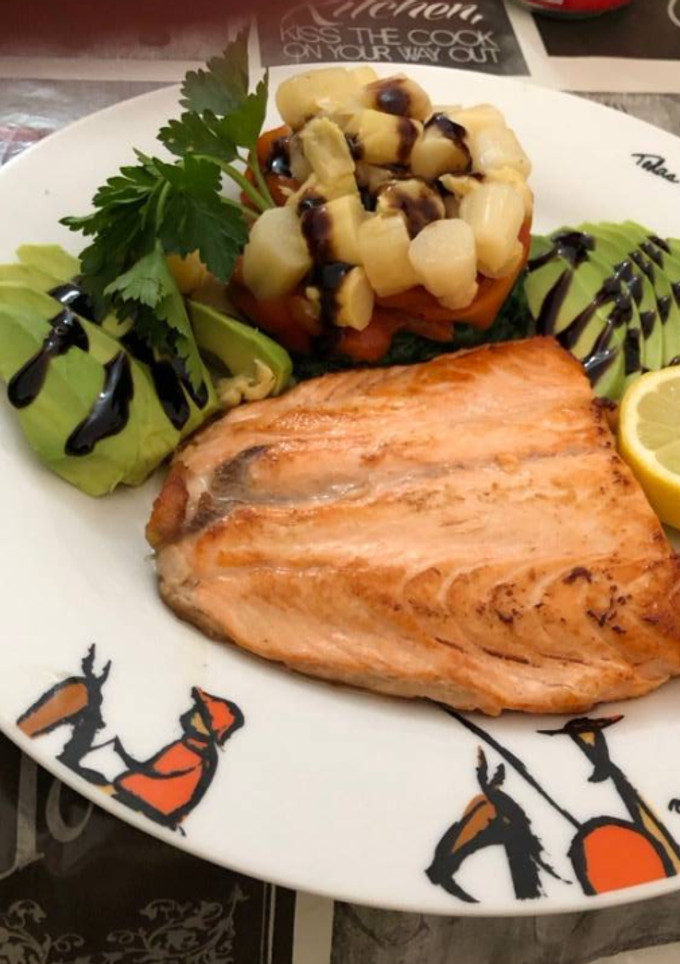 Una foto de Salmón con timbal de verduras y aguacate