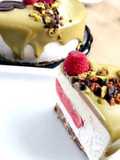 Semifreddo con strati alle fragole e pistacchio