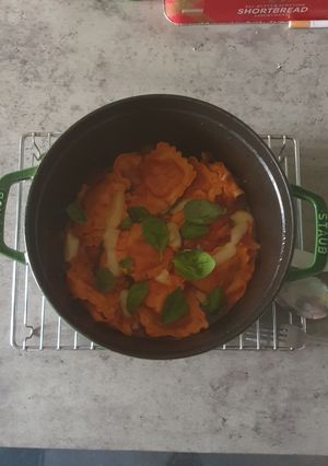 A picture of Ravioli in tomato sauce.