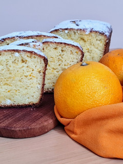 Una foto de Queque de naranja en licuadora 🍊 Bizcocho, bizcochuelo de naranja, de temporada, fácil y matero 🧉