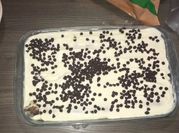 Una foto de postres con crema de leche facil