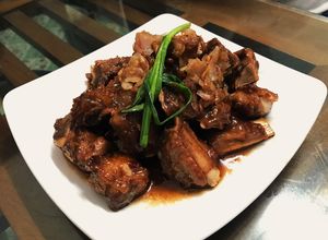 Hình của món Sườn xào chua ngọt.