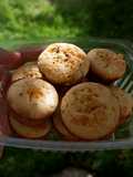 Pancitos dulces con queso crema y queso rallado