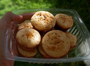 Una foto de Pancitos dulces con queso crema y queso rallado