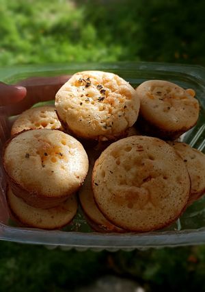 Una foto de Pancitos dulces con queso crema y queso rallado