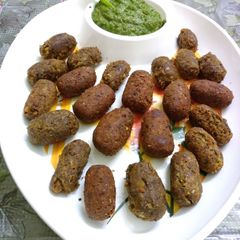 A picture of Bread and kala chana kebab.