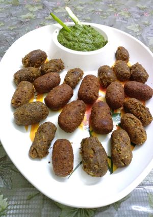 A picture of Bread and kala chana kebab.