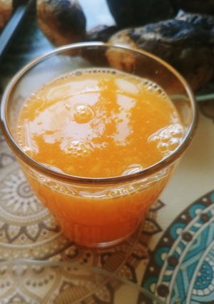 Una foto de Jugo de naranja con durazno y algo más