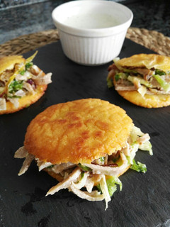 Una foto de Arepas de kebab con salsa de yogurt