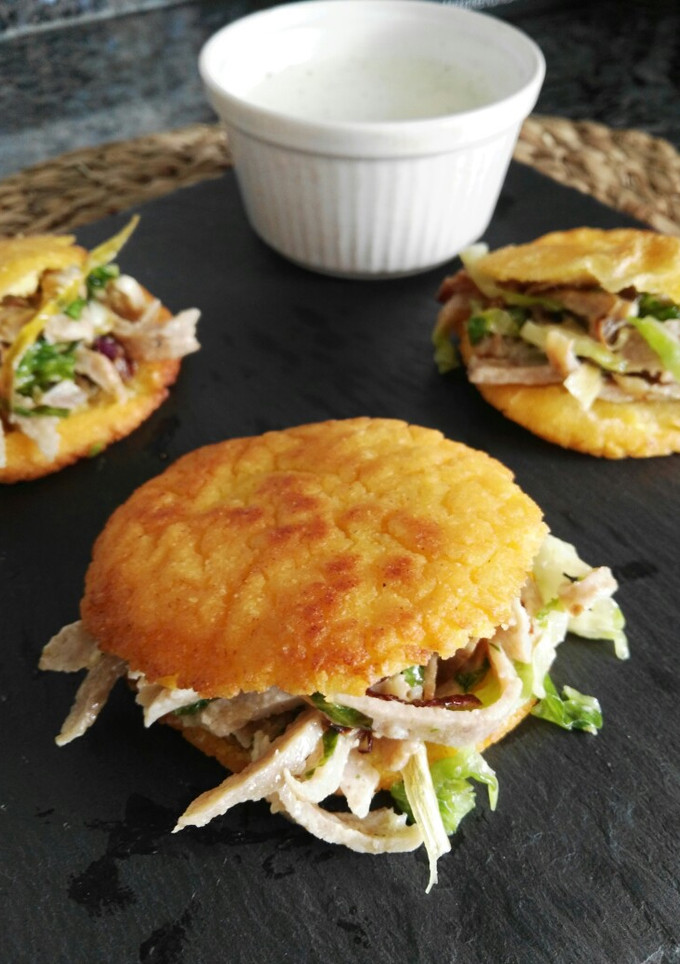 Una foto de Arepas de kebab con salsa de yogurt