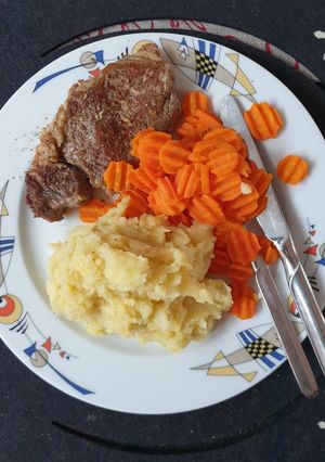 Rinder Entrecôte mit Kartoffeln-Pastinaken Stampf und Möhren Rezepthauptbild