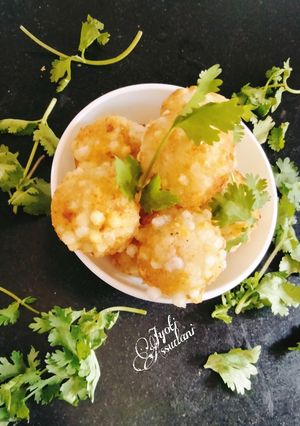 A picture of Crispy sabudana vada.