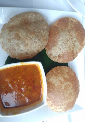 आलू की पूरियां (Aloo ki puriya recipe in hindi) रेसिपी मुख्य फोटो