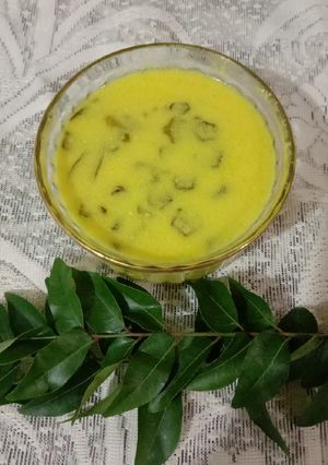 A picture of Bhindi kadhi.