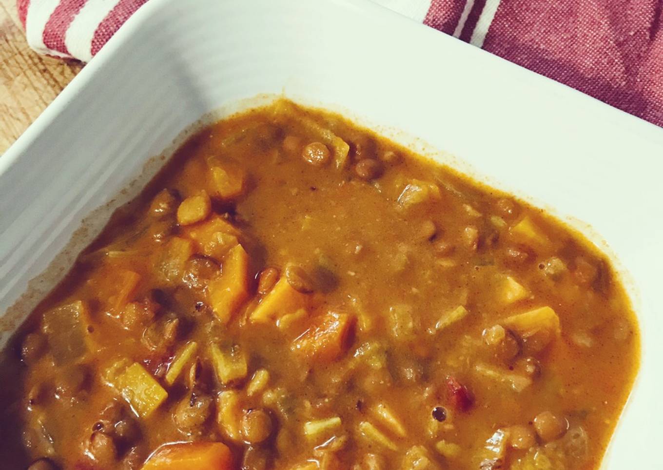 Lentejas exprés con verduras y boniato al curry y leche de coco