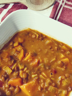 Una foto de Lentejas exprés con verduras y boniato al curry y leche de coco