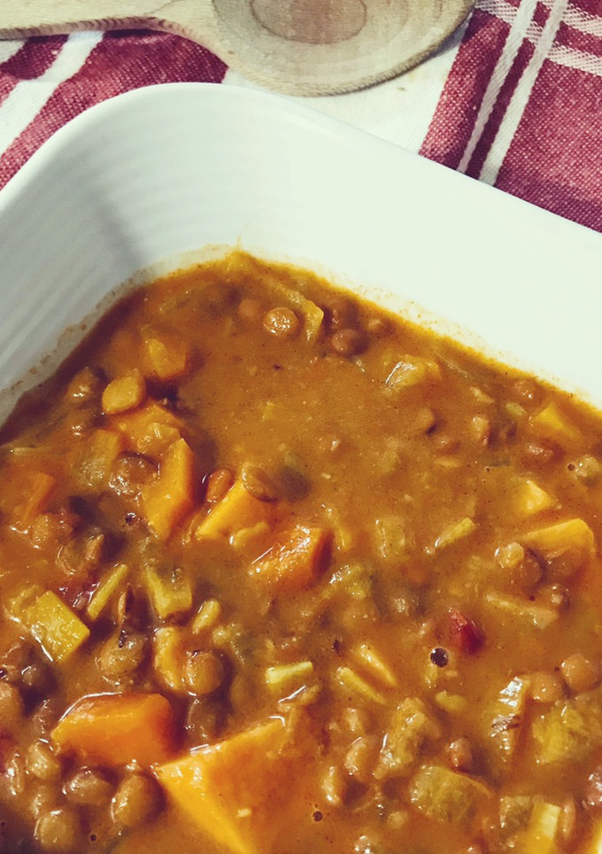 Una foto de Lentejas exprés con verduras y boniato al curry y leche de coco