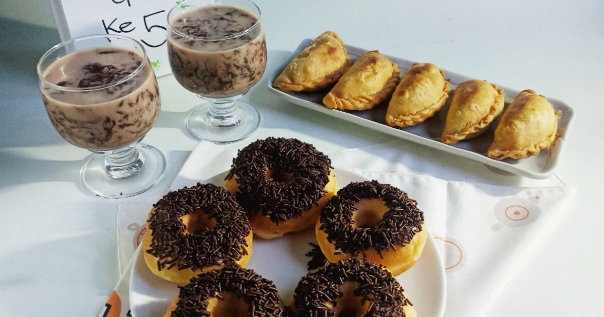 Set Menu Ultah (Donat Menul-menul, Pastel Renyah, Es Lumut Coklat)