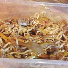A picture of My fakeaway chicken chow mein.