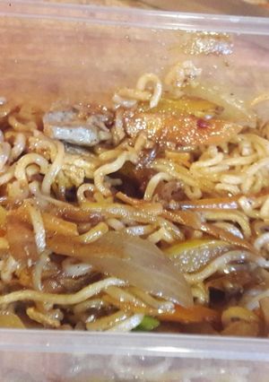 A picture of My fakeaway chicken chow mein.