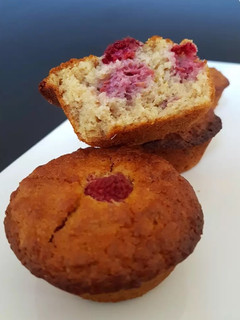 Una foto de Muffins o bizcocho con avena y frambuesas
