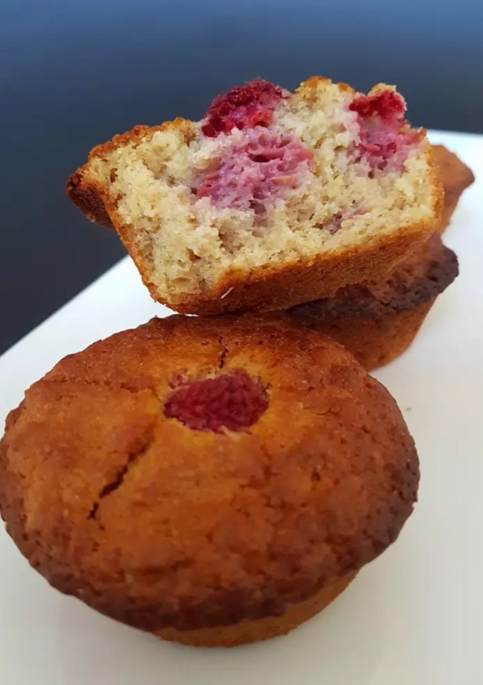 Una foto de Muffins o bizcocho con avena y frambuesas