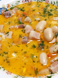 Una foto de Alubias blancas con panceta curada y verduras