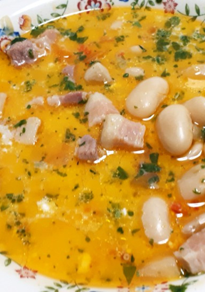 Una foto de Alubias blancas con panceta curada y verduras