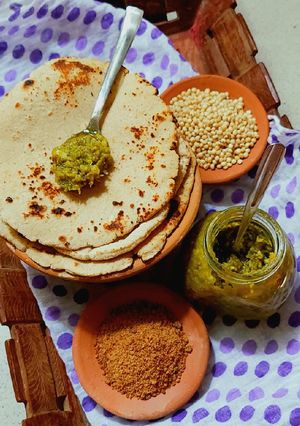 A picture of Jowar Roti and Thecha.