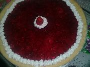 Una foto de tarta de frambuesa con crema