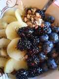 Frühstücksbowl mit Müsli und Obst