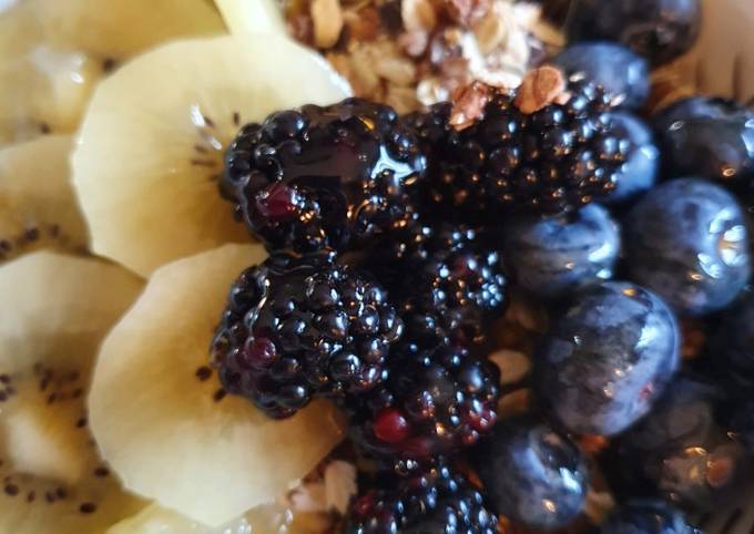 Frühstücksbowl mit Müsli und Obst