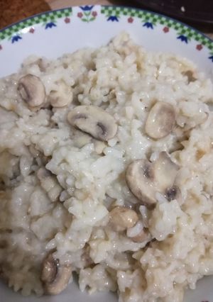 Una foto de Arroz con salsa de champiñones y champiñones