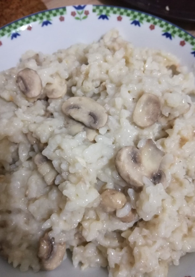Una foto de Arroz con salsa de champiñones y champiñones