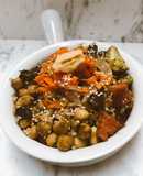 Garbanzos guisados con quinoa,”choricitos”, zanahoria rallada, brócoli y cebolla marinada al limón 🍃