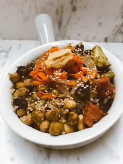 Una foto de Garbanzos guisados con quinoa,”choricitos”, zanahoria rallada, brócoli y cebolla marinada al limón 🍃
