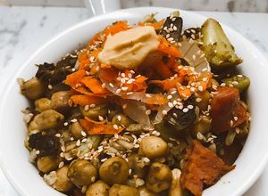 Una foto de Garbanzos guisados con quinoa,”choricitos”, zanahoria rallada, brócoli y cebolla marinada al limón 🍃