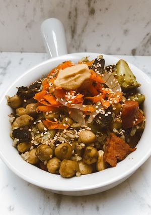 Una foto de Garbanzos guisados con quinoa,”choricitos”, zanahoria rallada, brócoli y cebolla marinada al limón 🍃