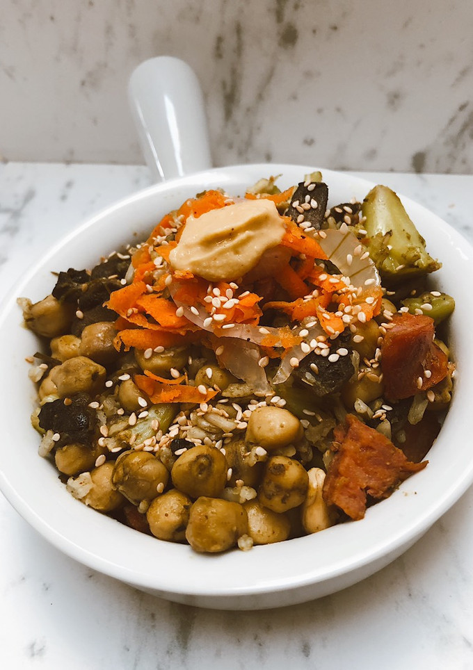 Una foto de Garbanzos guisados con quinoa,”choricitos”, zanahoria rallada, brócoli y cebolla marinada al limón 🍃